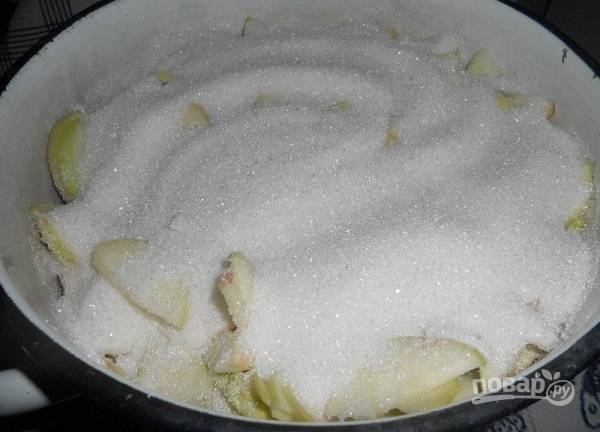 3. Подготовьте тазик или другую емкость для варки варенья. Выкладывайте аккуратно яблочки слоями, пересыпая сахаром. Оставьте часов на 10-12, чтобы яблоки пустили сок. 