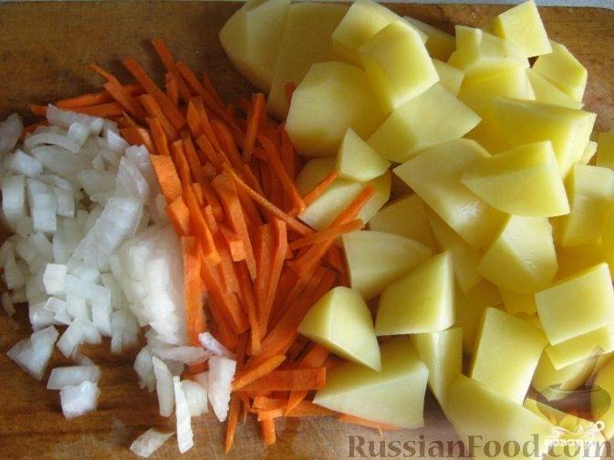 2. Нарезаем все овощи. Картофель отправляем вариться на среднем огне, а лук и морковь тем временем следует обжарить до золотистого цвета.