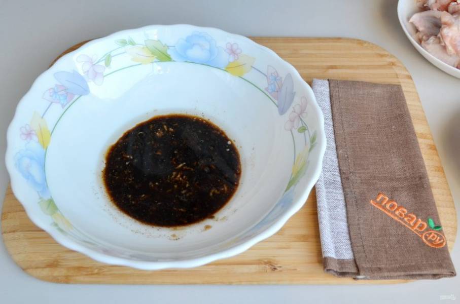 2. Приготовьте маринад для крылышек: соедините соевый соус, растительное масло, лимонный сок и перец черный молотый. Перемешайте.