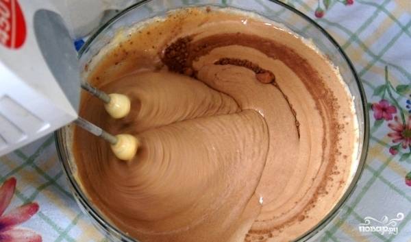 Для бисквита вам необходимо отделить белки от желтков, вторые перетереть с сахарным песком, а первые — взбить миксером в пышные пики. Аккуратно соедините обе массы. Добавьте какао и просеянную муку, вымешайте тесто.