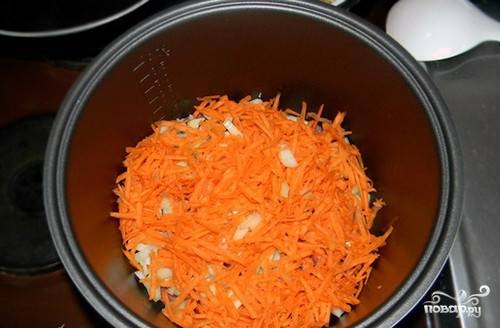 Натираем морковь, добавляем её к луку. Жарим 5 минут. Очищаем и режем кубиками перец, также добавляем его к остальным овощам в мультиварку на 5 минут. Сливаем рассол с баклажанов и высыпаем их к смеси. Жарим всё около 10 минут.