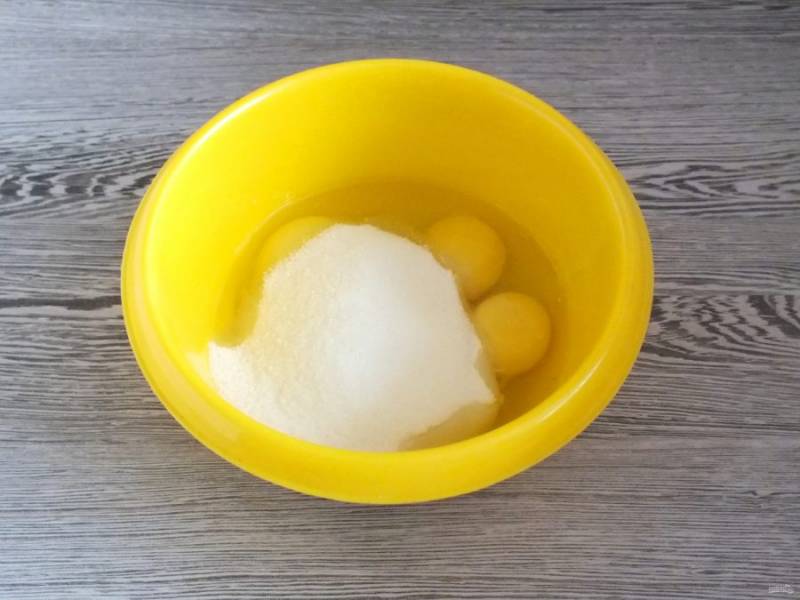 В отдельной чаше соедините яйца и сахар.