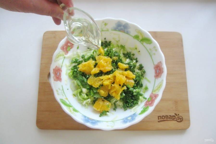 Заправьте салат любым растительным маслом по вкусу, апельсиновым соком и уксусом. 