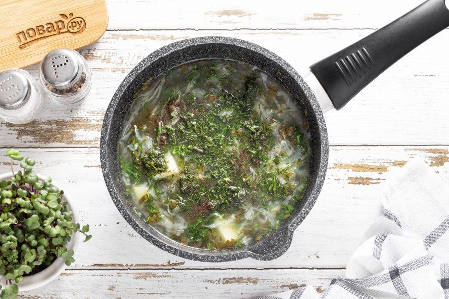 В конце посолите и поперчите по вкусу. Добавьте мелко нарезанный укроп.