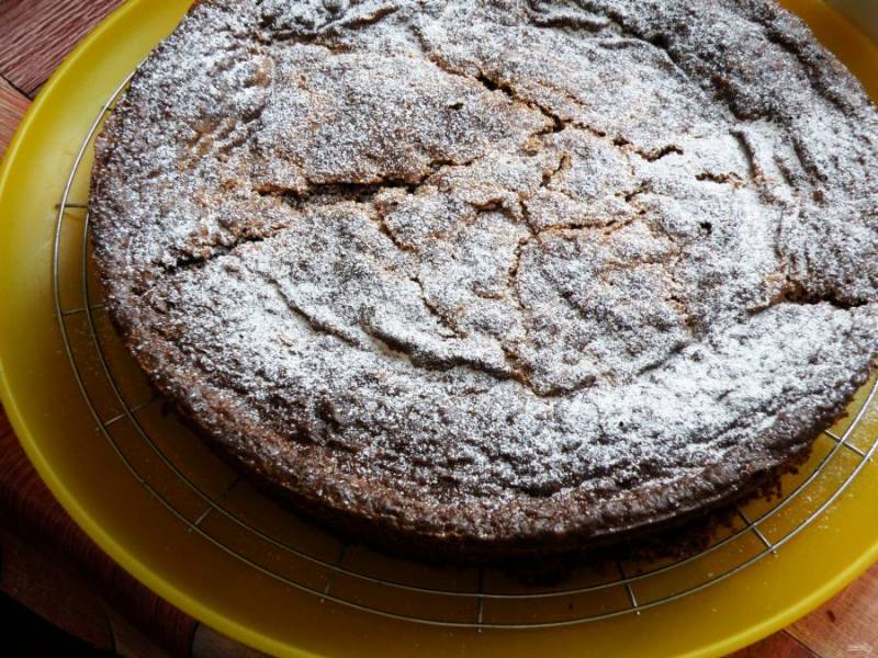 Аккуратно выньте пирог на решетку и остудите окончательно. Остывший пирог присыпьте сахарной пудрой.

