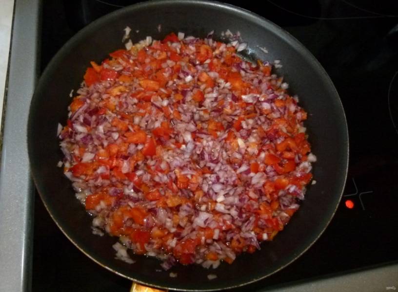 7.	Сковороду ставлю на огонь, наливаю в неё немного растительного масла, разогреваю, затем отправляю туда лук и перец.