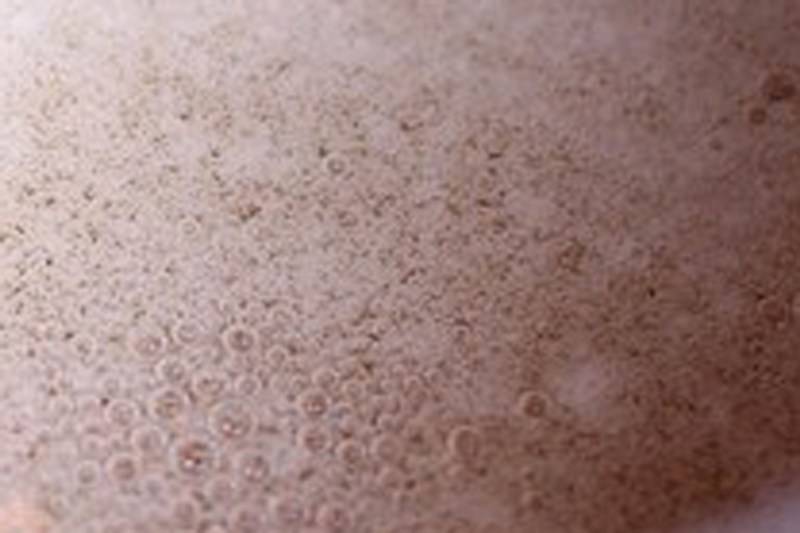Когда наш сироп немного остынет, в него следует всыпать соду, после чего на поверхности сиропа появятся мелкие пузыри. 