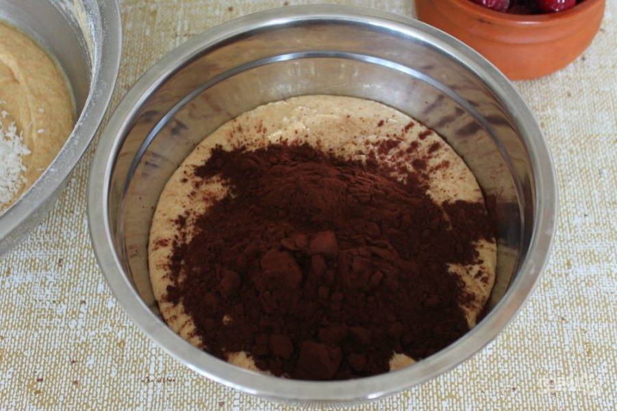 Во вторую миску кладем какао и замешиваем шоколадное тесто. 
