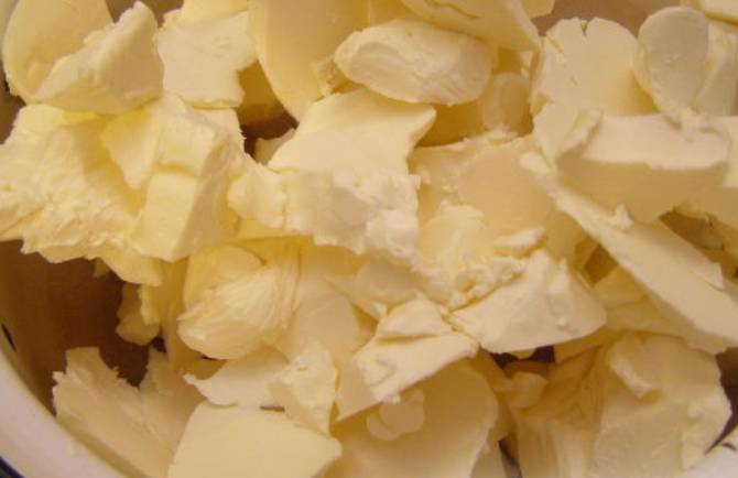 Замороженный маргарин нарезаем средними кусочками.