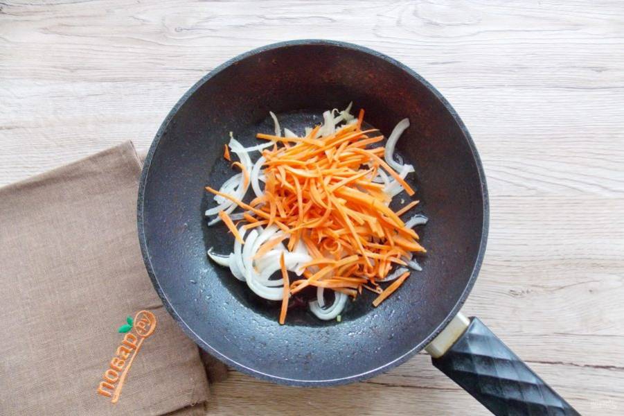 Морковь и репчатый лук очистите, промойте и нарежьте. Выложите в сковороду. Налейте подсолнечное масло и тушите 5-6 минут.