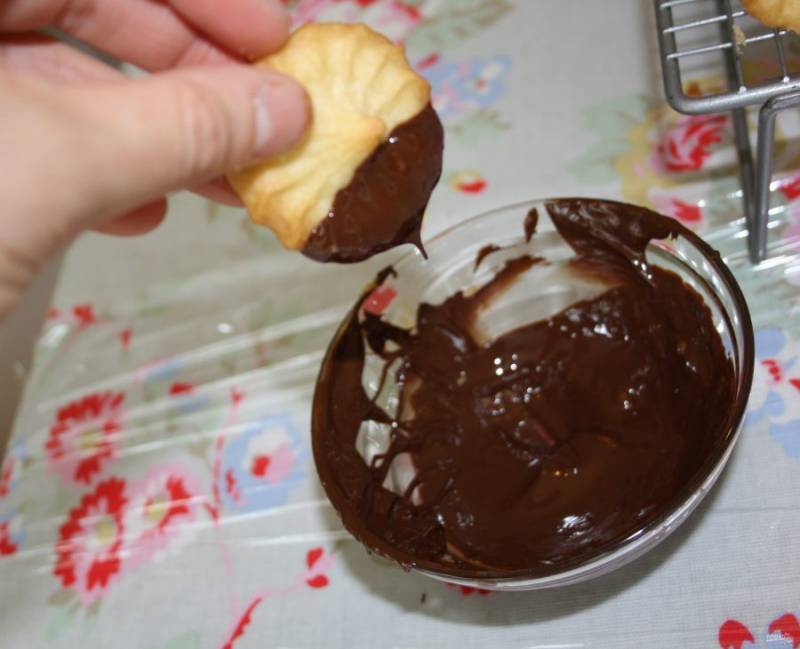 5.	Разломайте шоколад и отправьте его на 30 секунд в микроволновку, окуните печенье одной стороной в шоколад и выложите на решетку или пергамент, подождите до застывания и подавайте к столу.