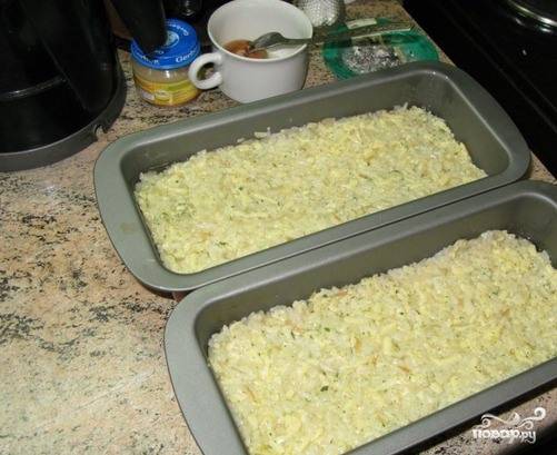 Формы для запекания (например, подойдут формочки для выпекания хлеба или кексов) смажьте растительным маслом и выложите в них сырно-рисовую смесь. 