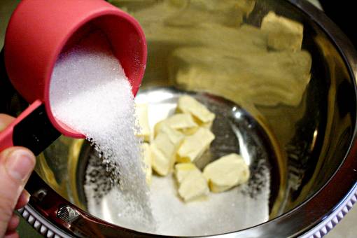 3. Сливочное масло соединяем с сахаром и взбиваем, пока масса не станет воздушной. 