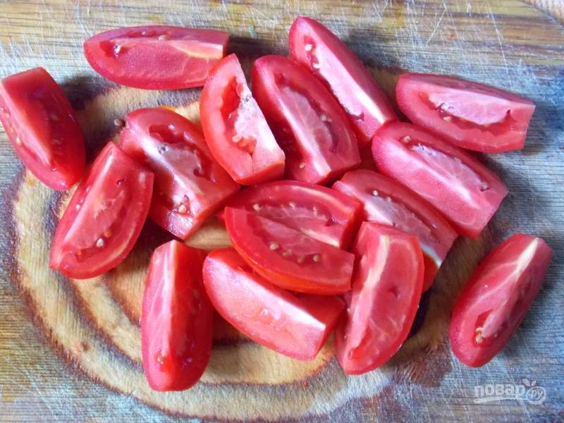 Помойте помидоры, удалите плодоножку. Разрежьте каждый на четыре части.
