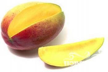 1.	Плод манго вымыть и нарезать аккуратными тонкими ломтиками. Одного плода может хватить на 8-10 коктейлей.