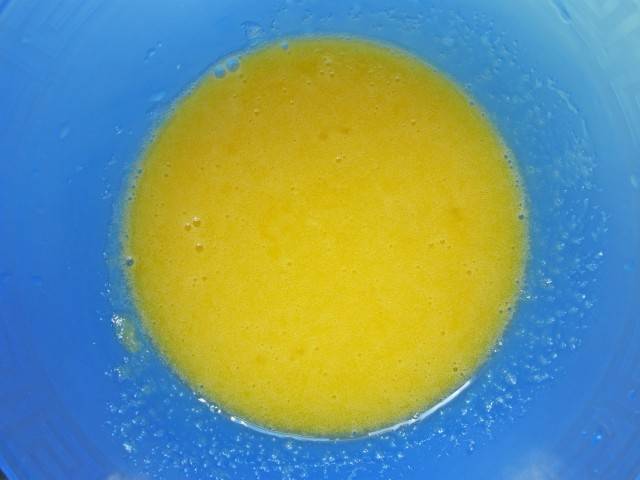 Отделите белки от желтков. Один желток оставьте для смазывания. 4 желтка перетрите с оставшимся сахаром, добавьте в них дрожжевую смесь.