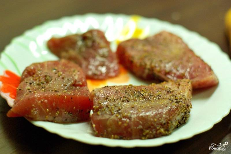 Далее солим и перчим наши замаринованные кусочки.