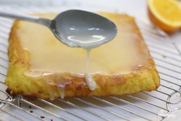 7) Достаньте пирог из духовки и полейте сверху пропиткой. Дайте ему остыть и пропитаться. Затем выложите на тарелку и разрежьте на кусочки. Сочный апельсиновый пирог готов!
