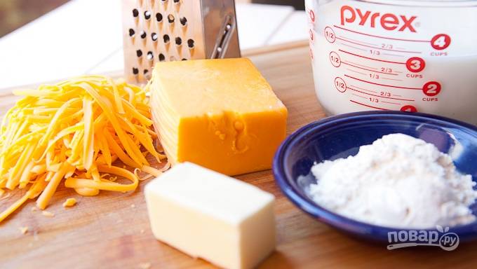 Подготовьте все ингредиенты. Сыр натрите на крупной терке.