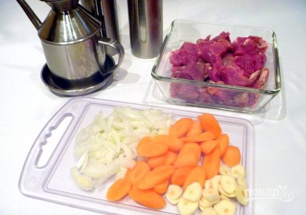 Лук, чеснок и морковь почистите, промойте и произвольно нарежьте. Мясо промойте и нарубите небольшими кусочками.