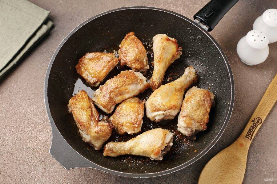 Разогрейте сковороду с маслом, выложите мясо и обжарьте на сильном огне до появления румяной корочки со всех сторон.