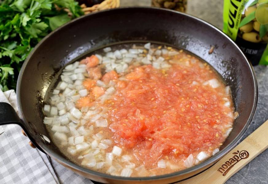 Разрежьте помидоры не четвертинки, мякоть натрите на крупной терке, переложите ее в сковороду, кожуру выбросьте. Тушите на умеренном огне, пока соус слегка не загустеет. При желании можно добавить немного томатного соуса.