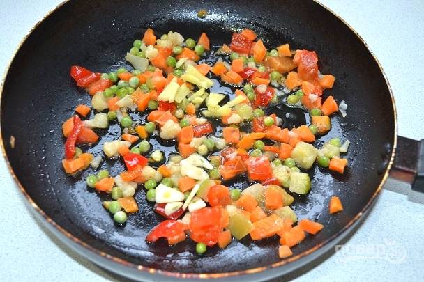 4. Добавьте в сковороду к овощам. 