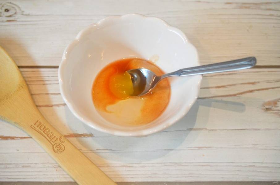 5. Для второй заливки смешайте острый соус, мед и масло.