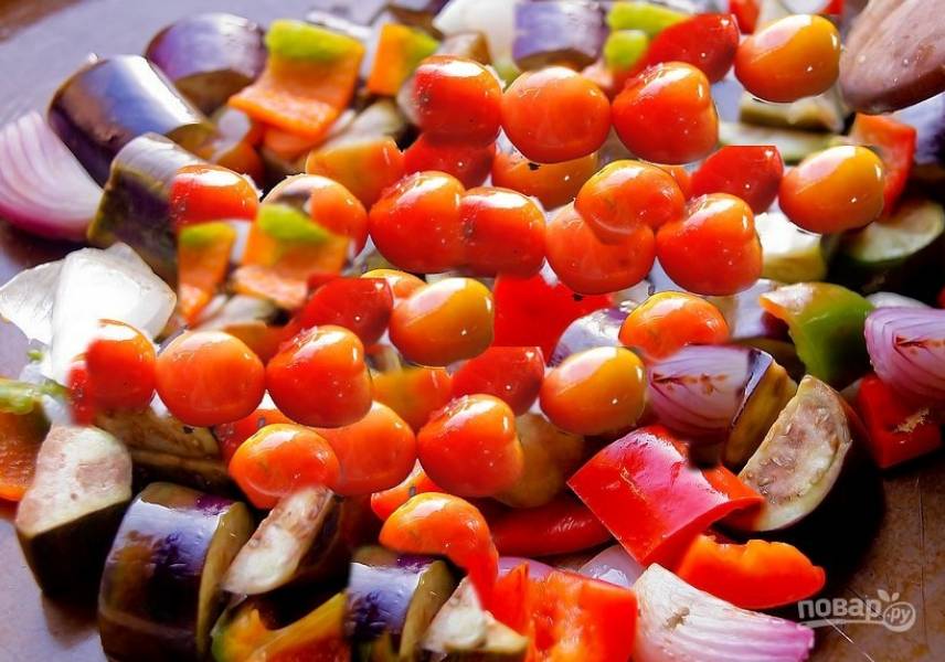 4. Когда овощи будут готовы, дайте им немного остыть, а уже после добавьте помидоры черри, чеснок и тщательно перемешайте салат при помощи деревянного шпателя. Делайте это очень аккуратно, чтобы овощи не потеряли свой внешний вид.