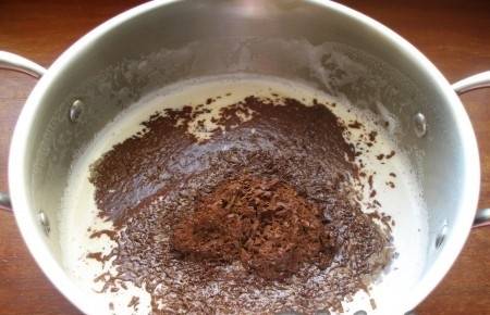 2. Доводим молоко до кипения и добавляем натертый шоколад. Снимаем с огня и даем немного остыть.