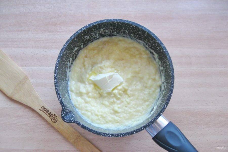 После прогревайте яблочное пюре с сахаром и яйцами 4-5 минут на небольшом огне, постоянно перемешивая. Снимите посуду с плиты и добавьте сливочное масло, хорошо перемешайте курд с маслом.