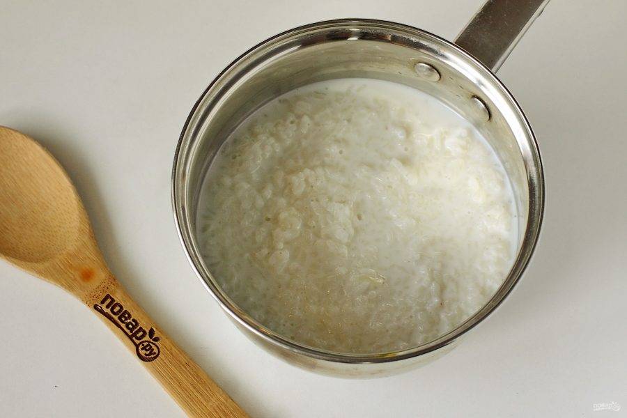 Переложите рис в кастрюлю или сотейник. Добавьте молоко и соль.