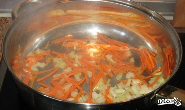 1.	Чищу и мою морковку, луковицу, морковь измельчаю на крупной терке, а луковицу нарезаю кубиком. На сковороду наливаю подсолнечное масло и обжариваю сперва лук, а затем добавляю морковь.