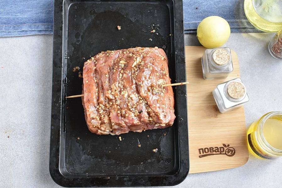 Прижмите ломти мяса друг к другу и проколите деревянной шпажкой, чтобы сохранить форму.