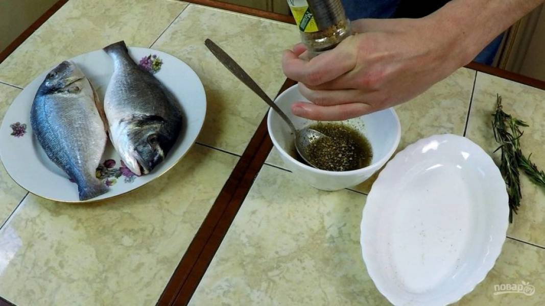 Готовим смесь для маринования рыбы из масла (желательно брать оливковое), приправы для рыбы гриль и соли.