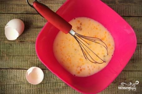 Добавляем соль по вкусу и венчиком недолго взбиваем молочно-яичную смесь.