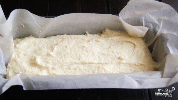 Разогрейте духовку до 180 градусов. Форму для выпечки застелите пергаментом, залейте в неё тесто. Запекайте 55 минут.