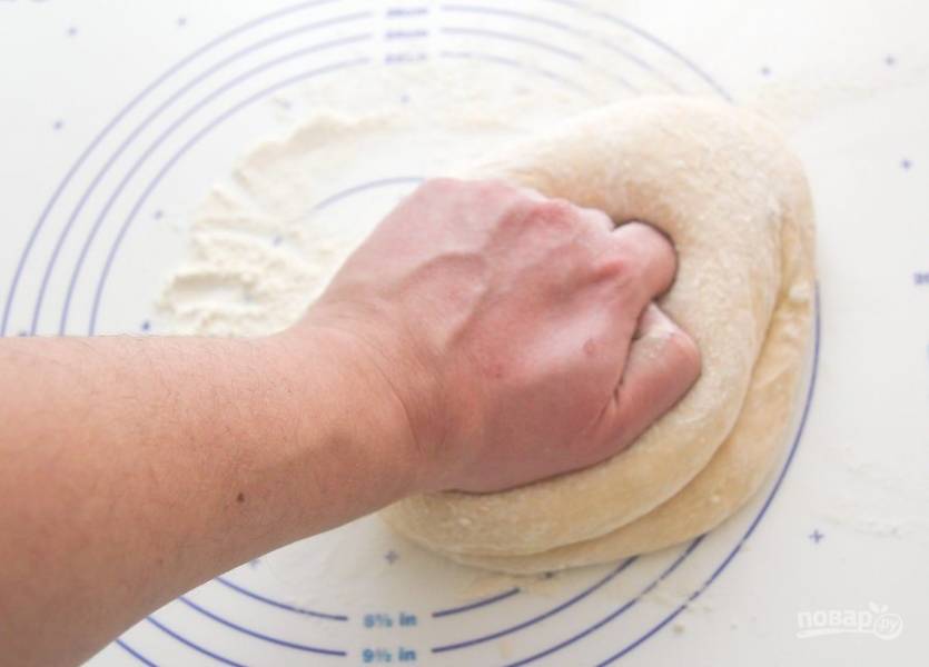 Месите тесто руками еще 5 минут, тесто должно быть эластичным.