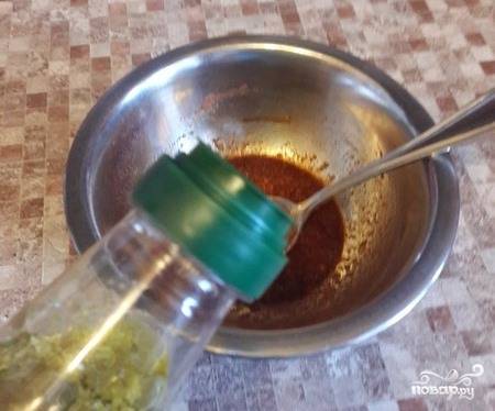 Теперь в получившуюся массу добавьте оливковое масло. Его можно при желании заменить на любое другое растительное мало. Снова перемешайте ингредиенты для маринада. 