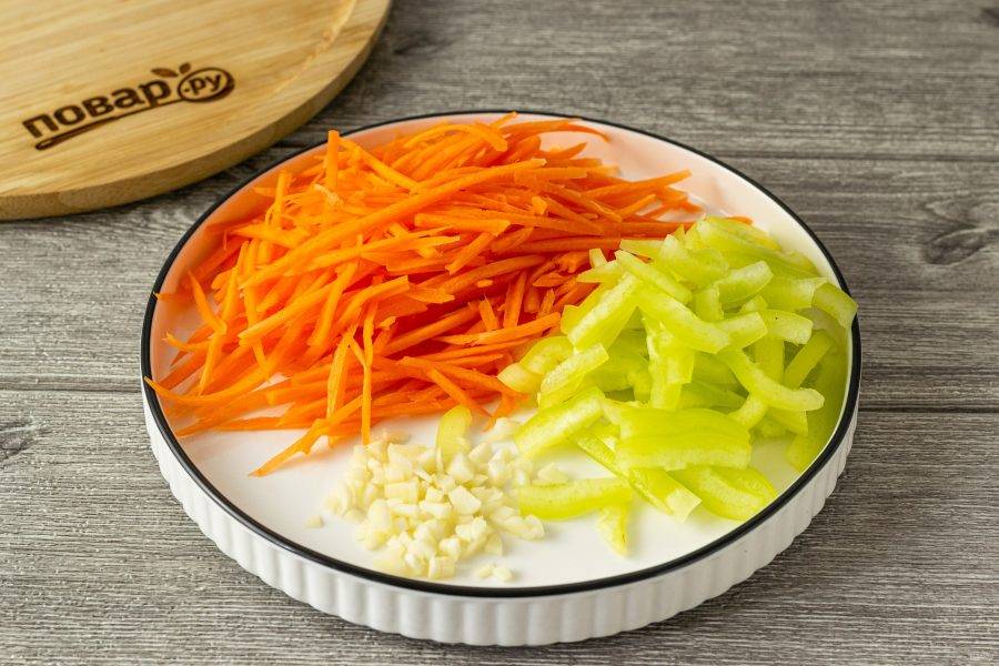 Морковь натрите на терке для корейской моркови, чеснок мелко порубите, болгарский перец нарежьте соломкой.