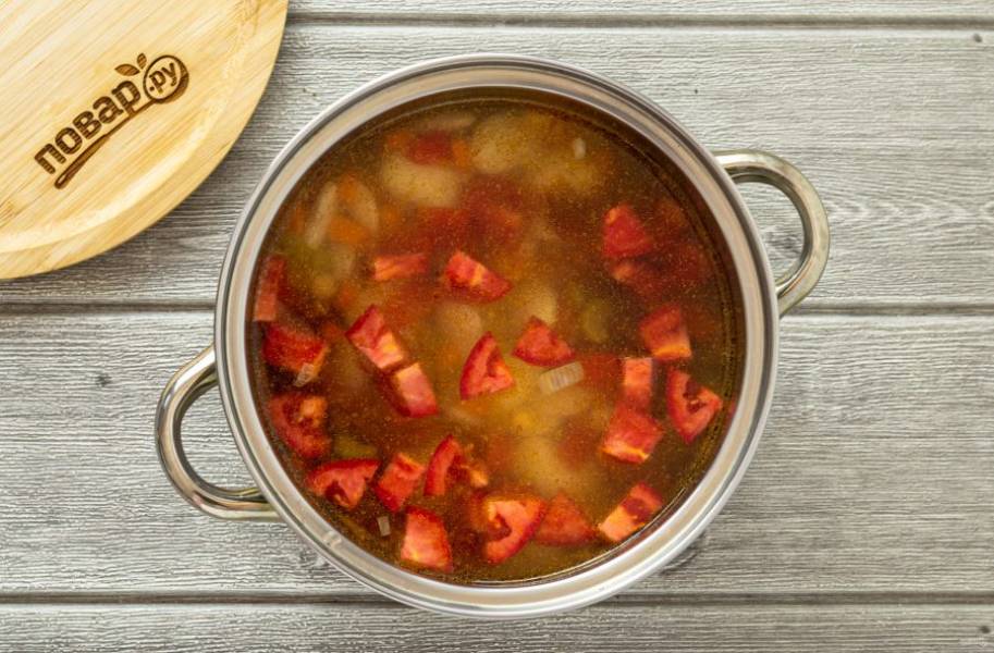 Влейте воду, добавьте все специи. Доведите суп до кипения и варите на средне-низком огне до готовности бобовых. На это уйдет примерно 45-50 минут.