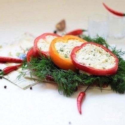 Сервируем и подаем нашу закусочку к столу. Приятного закусывания! :)