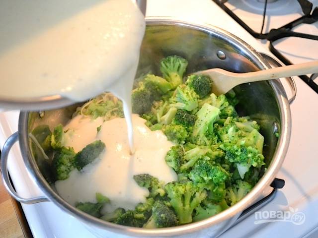 4. Слейте воду с макарон, добавьте в кастрюлю к ним брокколи и влейте горячий соус. 