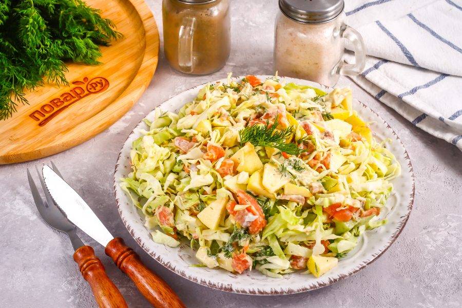 Выложите приготовленный салат на тарелку и подайте к столу. По желанию можно присыпать блюдо измельченным зеленым луком.
