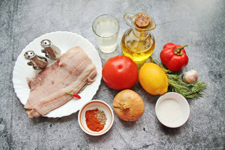 Подготовьте все необходимые ингредиенты для рыбы тушеной в остром соусе "Храйме". Овощи вымойте, при необходимости почистите.