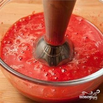 Свежую клубнику измельчить в блендере до однородности. Если используется замороженная клубника - то слегка разморозить, а затем измельчить вместе с выделившимся соком.