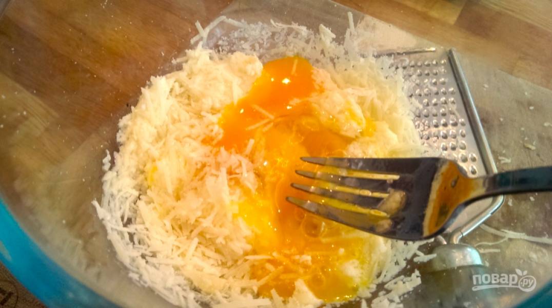 3. Смешайте тертый сыр с яйцами.