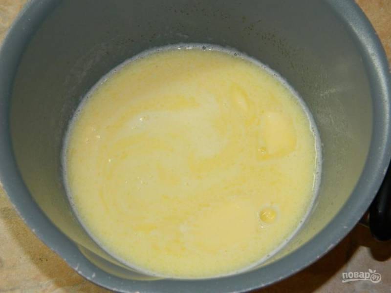 Отдельно поставьте греться молоко с маслом. Доведите до кипения, чтобы масло растаяло.