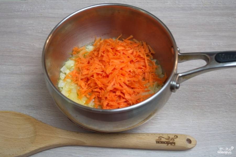  К луку добавьте морковь. Помешивая, обжарьте овощи около 10 минут. 