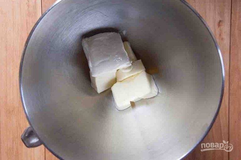 1.	Поместите в емкость миксера размягченное сливочное масло и сливочный сыр комнатной температуры.
